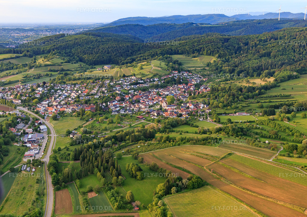Luftbild: Dorfansicht von Süden im Ortsteil Schmieheim in Kippenheim im Bundesland Baden-Württemberg in Deutschland. Foto: IMG_147487.jpg vom 29.05.2025 durch Werner Riehm/FLY-FOTO.de
