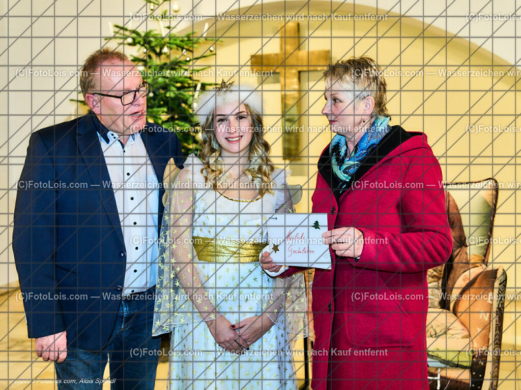 ALP7575_Advent_Gewinnspielsieger_Theuretzbacher Luise | (C)FotoLois.com, Alois Spandl. 25igster WIESELBURGER ADVENT, Advent-Gewinnspiel Preisverleihung, Christkind Anna Sieberer, Sa 23. Dez. 2023.