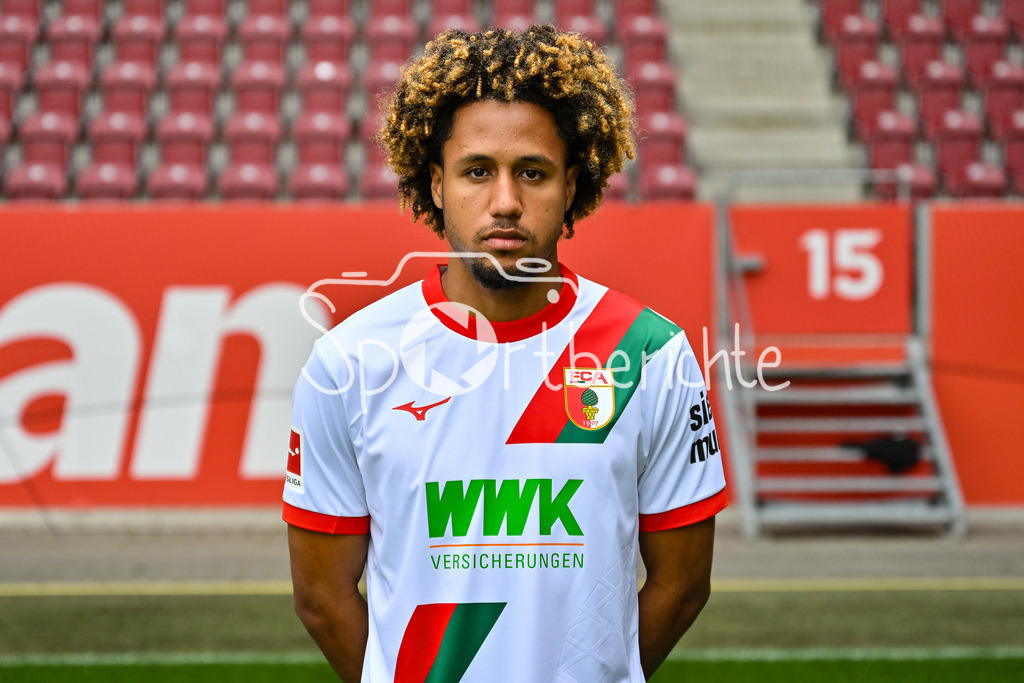 FC Augsburg 2025/26 | Han-Noah MASSENGO / Einzelfoto / Freisteller / Media Day FC Augsburg: WWK-Arena am 06.08.2025