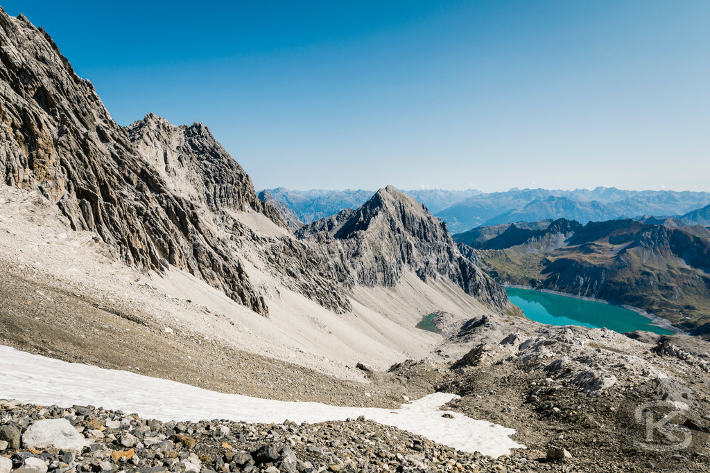 Blick von der Schesaplana zum Lünersee - Rätikon Panorama Vorarlberg | Atemberaubendes Gipfelpanorama von der Schesaplana mit Blick auf den türkisfarbenen Lünersee. Schroffe Felsgrate, alpine Bergketten und der malerische Stausee vereinen sich zu einem spektakulären Hochgebirgs-Panorama im Rätikon zwischen Vorarlberg und Graubünden. - Realisiert mit Pictrs.com