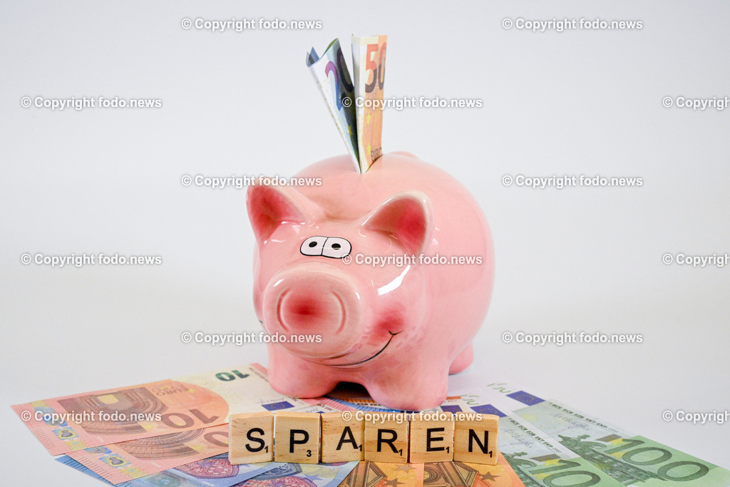Sparschwein Feature_ 18.04.2023-3 | 18.04.2023, Linz, AUT, Sparschwein, im Bild Sparschwein, Schwein, sparen, Geld, Euroscheine, Themenbild


