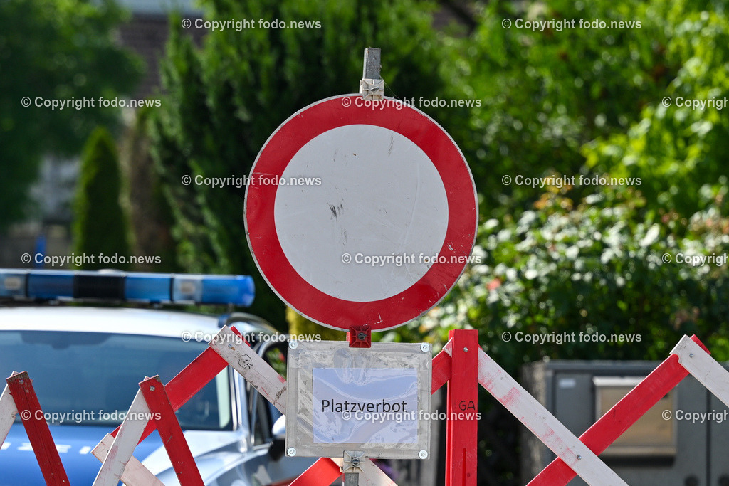 Pressekonferenz Ansfelden_ Gasexplosion_ 28.06.2023-40 | 28.06.2023 Pressekonferenz, Ansfelden Gasexplosion, im Bild Polizeiabsperrung zur Zufahrt zum Ungluecksort, Platzverbot, Platzsperre
