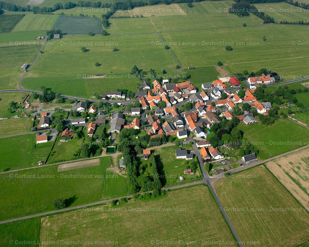 2615831 | VOLKARTSHAIN 09.06.2006 Landwirtschaftliche Nutzflächen und Feldgrenzen  umsäumen das Siedlungsgebiet des Dorfes in Volkartshain im Bundesland Hessen, Deutschland // Agricultural land and field boundaries surround the settlement area of the village  in Volkartshain in the state Hesse, Germany Foto: Gerhard Launer