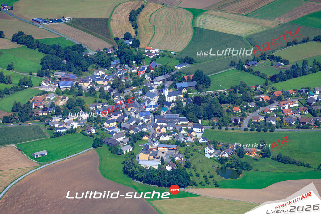 Die Luftaufnahme Ahornberg - Konradsreuth wurde 2017 mittels Flugzeug (keine Drohne) erstellt. Perfekte Schärfe und Druck- Auflösung- Garantiert!