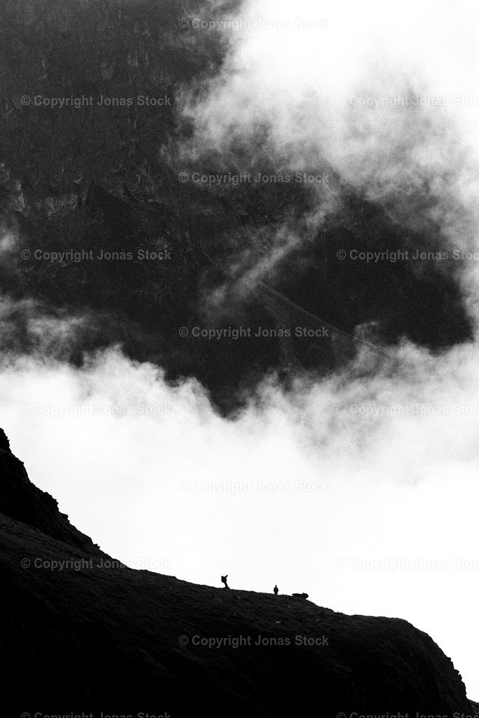 Foggy Hikers | Caught some hikers making their way down through the clouds in Austria.  - Realisiert mit Pictrs.com
