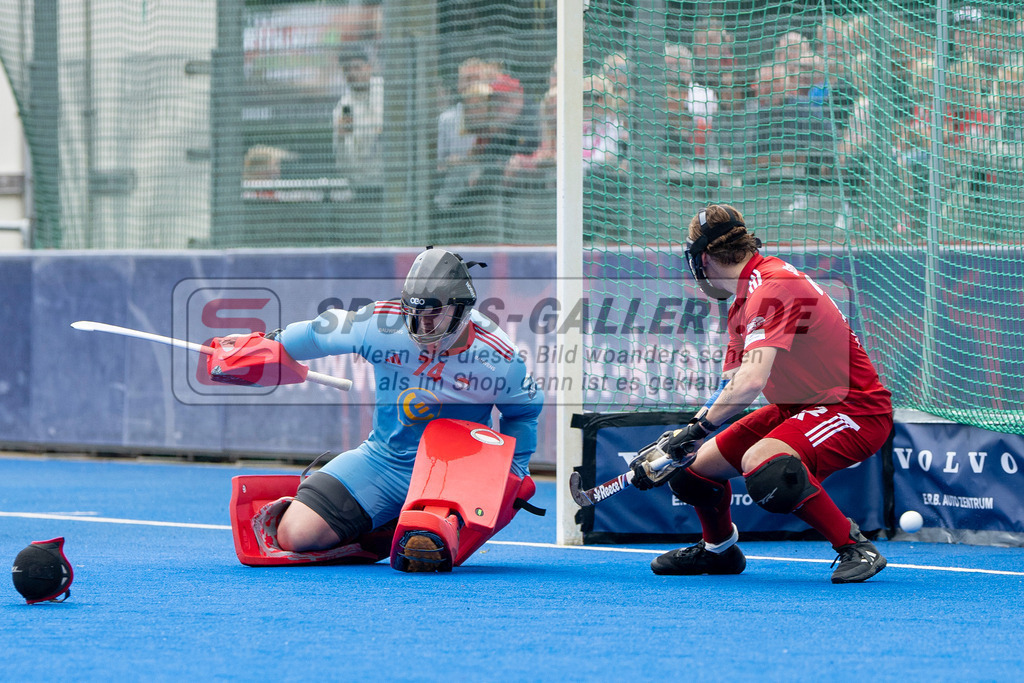 Final4_20250601-1520-Z82_9307 | Krefeld, Deutschland, 01.06.2025:  Feldhockey Final4 2025 – „Deutsche Feldhockey-Meisterschaften 2025“ Crefelder HTC - Rot-Weiss Köln (Finale Herren) im Gerd-Wellen-Hockeyanlage am 01.06.2025 in Krefeld, Deutschland. (Foto von Kramhöller/Fehrmann/Kaste)Krefeld, Germany, 01.06.2025: Feldhockey Final4 2025 – „Deutsche Feldhockey-Meisterschaften 2025“ Harvestehuder HTC - Düsseldorfer HC (Finale Damen) in Gerd-Wellen-Hockeyanlage at 01.06.2025 in Krefeld, Deutschland. (Foto from Kramhöller/Fehrmann/Kaste)