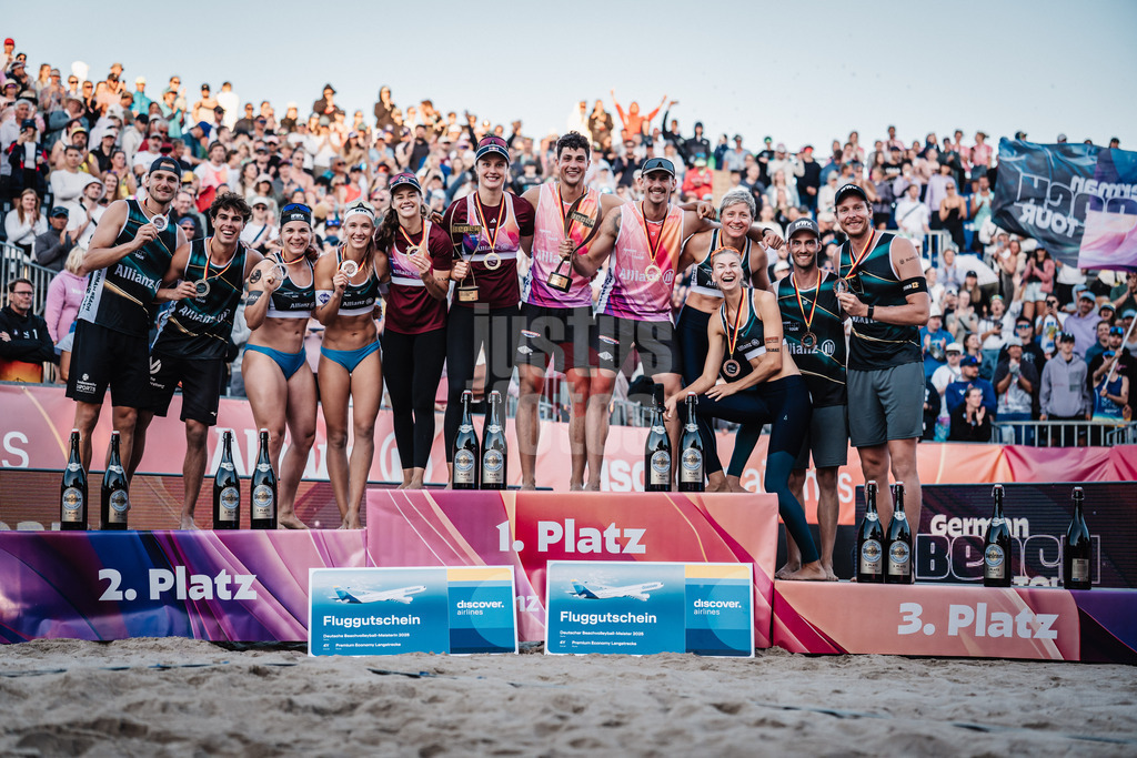 Beachvolleyball | Männer und Frauen | Deutsche Meisterschaften 2025 Timmendorfer Strand | 04.09.2025 | Das Gewinnerpodest bei der Siegerehrung der Deutschen Meisterschaften v.l. Paul Henning, Lui Wüst, Anna-Lena Grüne, Sandra Ittlinger, Cinja Tillmann, Svenja Müller, Sven Winter, Lukas Pfretzschner, Melanie Gernert, Nele Barber, Clemens Wickler und Nils Ehlers