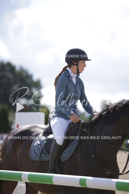 1J2A6462Nele Hoff_ Nordwarf_s Nikita_ Kn801_ HavekostSandra Rugullies_ Petite Blue_ Kn844_ Havekost | Foto- und Videografie für alles rund ums Pferd. Hochwertige Bilder und Videos vom Spring- und Dressurreiten, Voltigieren & mehr. Jetzt aktuelle Veranstaltungen und Preise im Shop ansehen. - Realisiert mit Pictrs.com