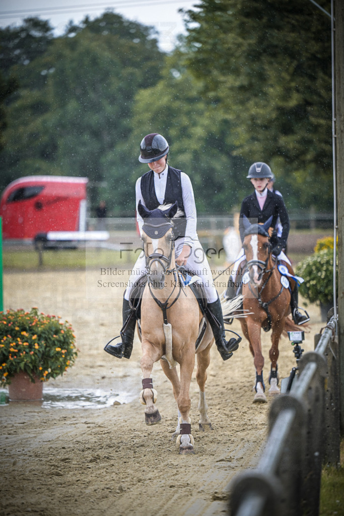DOS_8418 | Entdecke hochwertige Reitturnierfotos von Foto Oger. Professionell, emotional und authentisch – jetzt Lieblingsmomente im Shop bestellen.Deutschlandweite Turnierfotografie. - Realisiert mit Pictrs.com