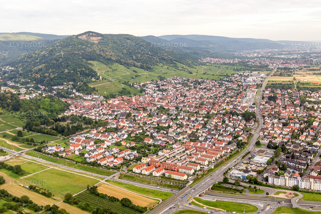 Luftbild: Ortsansicht der Straßen und Häuser der Wohngebiete in Schriesheim im Bundesland Baden-Württemberg in Deutschland. Foto: IMG_090746.jpg vom 04.07.2016 durch Werner Riehm/FLY-FOTO.de