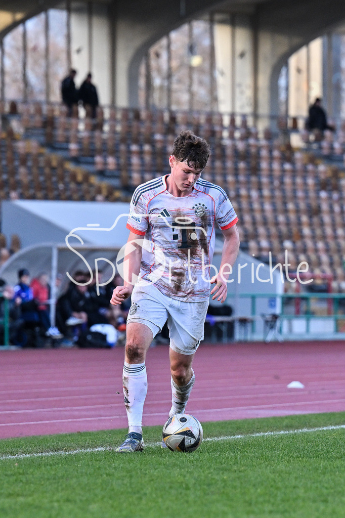 TSV Schwaben Augsburg - FC Bayern Amateure | AUGSBURG, GERMANY - 29. NOVEMBER: am Ball  Richard Christian MEIER (FC Bayern München II 9) beim Ligaspiel zwischen dem TSV Schwaben Augsburg und den Amateuren des FC Bayern am 20. Spieltag der Regionalliga Bayern im Rosenaustadion