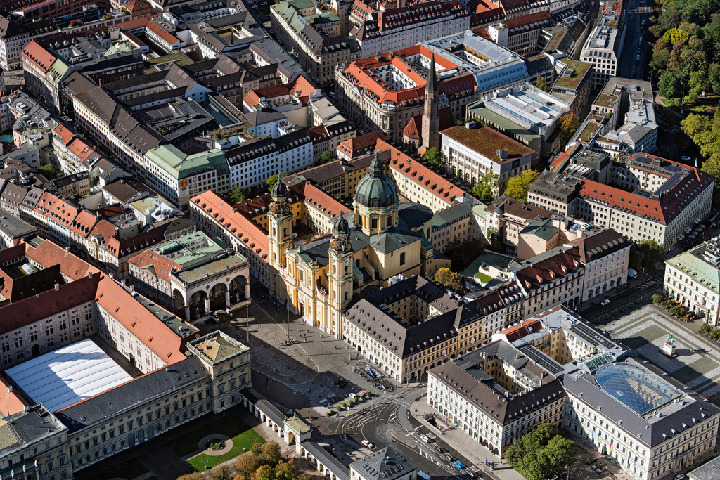 dr__0054344.jpg | MüNCHEN 07.10.2024 Sehenswürdigkeit und Tourismus- Attraktion des Geschichts- Denkmals " Feldherrnhalle " und " Theatinerkirche " am Odeonsplatz in der Altstadt in München im Bundesland Bayern, Deutschland. Weiterführende Informationen bei: Kirchenstiftung St. Kajetan. // Visible and tourist attraction of the historical monument "Feldherrnhalle" and "Theatinerkirche" at Odeonsplatz in the old town in Munich in the state Bavaria, Germany. Further information at: Kirchenstiftung St. Kajetan. Foto: Daniel Reiter