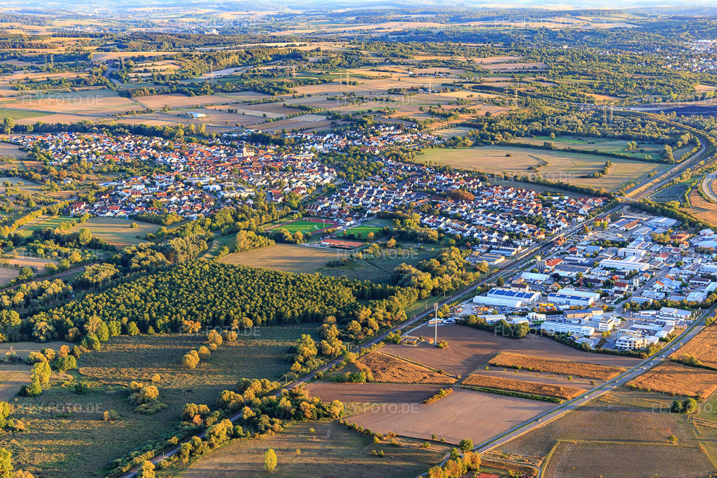 Luftbild: Ortsansicht von Nordosten im Ortsteil Ubstadt in Ubstadt-Weiher im Bundesland Baden-Württemberg in Deutschland. Foto: IMG_111576.jpg vom 09.09.2018 durch Werner Riehm/FLY-FOTO.de