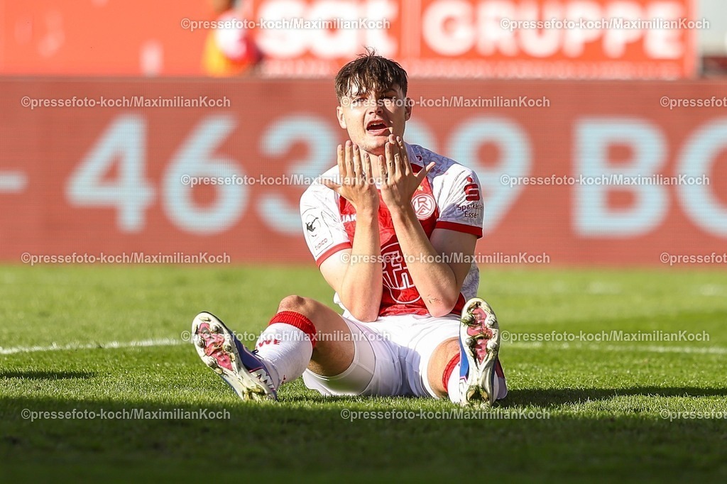 xKWIx26042601042 | 2026.04.26, xkwix, Fußball, 3.Liga, Rot-Weiss Essen - 1. FC Saarbrücken, Stadion an der Hafenstraße, 35.Spieltag, Saison 2025 / 2026: Jaka Čuber Potočnik (Rot-Weiss Essen #9) am Boden enttaeuscht und frustriert  DFB regulations prohibit any use of photographs as image sequences and or quasi-video. Photo: xKamilxWilkowskixPressefotoKochx