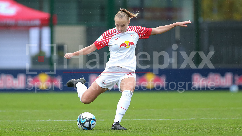 Fussball, Google Pixel Frauen-Bundesliga, RB Leipzig - SV Werder Bremen | v.li.: Frederike Kempe (RB Leipzig, 2) am Ball, Freisteller, Einzelbild, Ganzkörper, Aktion, Action, Spielszene, DIE DFB-RICHTLINIEN UNTERSAGEN JEGLICHE NUTZUNG VON FOTOS ALS SEQUENZBILDER UND/ODER VIDEOÄHNLICHE FOTOSTRECKEN. DFB REGULATIONS PROHIBIT ANY USE OF PHOTOGRAPHS AS IMAGE SEQUENCES AND/OR QUASI-VIDEO.