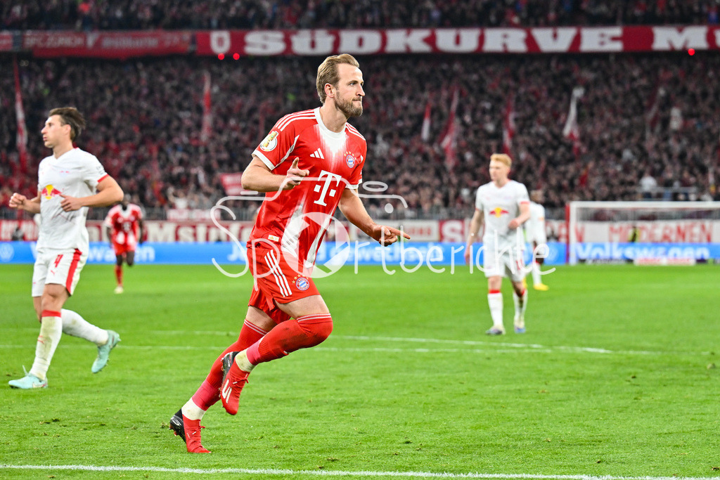 FC Bayern München - RB Leipzig | MUNICH, GERMANY - 11. FEBRUARY: Jubel der Bayern nach dem Treffer zum 1-0 durch Harry KANE (FC Bayern Munich 9) / Tor / Torschuetze / Freude / Happy während dem Spiel zwischen dem FC Bayern München und RB Leipzig beim Viertelfinale des DFB-Pokales in der Allianz Arena