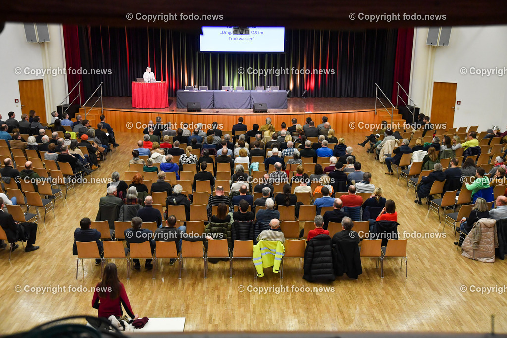 Leonding_ Infoabend Umgang mit PFAS im Trinkwasser_ 13.02.2023-4 | 13.02.2023, Leonding, AUT, Infoabend Umgang mit PFAS im Trinkwasser, im Bild Besucher des Infoabend aus Leonding und Pasching, Sabine Naderer-Jelinek (SP, BgmIn, der Stadt Leonding)