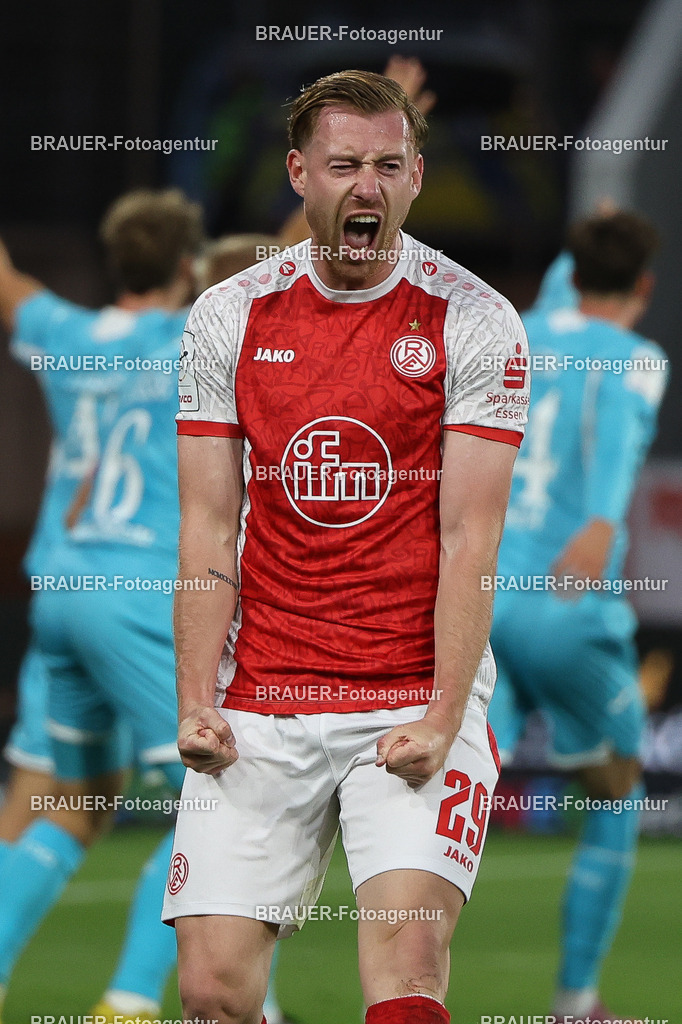 Rot-Weiss Essen - Hansa Rostock | Essen, Deutschland, 01.10.2025 Jannik Mause  (Rot-Weiss Essen) Jubelt nach dem Tor zum 1:0 während des 3.Liga Spiels zwischen  Rot-Weiss Essen und TSG Hoffenheim u23 am 20.09.2025 im Stadion an der Hafenstraße in Essen. (Foto von Timo Bluhmki-Schmidt/Brauer Fotoagentur
