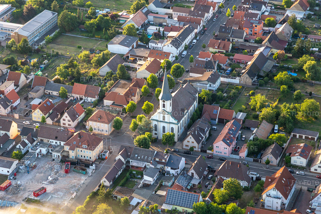 Luftbild: St. Peter in Huttenheim im Ortsteil Huttenheim in Philippsburg im Bundesland Baden-Württemberg in Deutschland. – Foto: IMG_133517.jpg vom 12.07.2022 durch Werner Riehm/FLY-FOTO.de – Auflösung des Originals: 5472 x 3648 px – Seelsorgeeinheit Oberhausen-Philippsburg - Ebene 1
