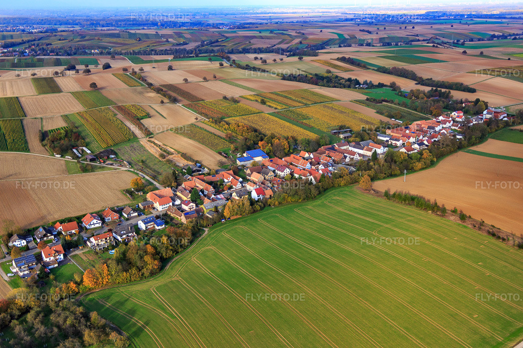 Luftbild: Straßendorf von Südwesten in Vollmersweiler im Bundesland Rheinland-Pfalz in Deutschland. Foto: IMG_075862.jpg vom 02.11.2014 durch Werner Riehm/FLY-FOTO.de