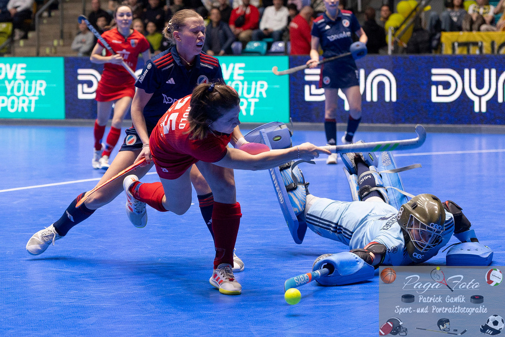 Volvo E.R.B. Final 4 Finale Frauen: Berliner HC - Mannheimer HC, 26.01.2025 | Leonie Weissenberger / Weißenberger (Mannheimer HC #7) &amp; Pahila Arnold (Berliner HC #25) &amp; Linda Bens (Mannheimer HC #24), Berliner HC - Mannheimer HC, Frankfurt, Süwag Arena, 26.1.2025 - Realisiert mit Pictrs.com