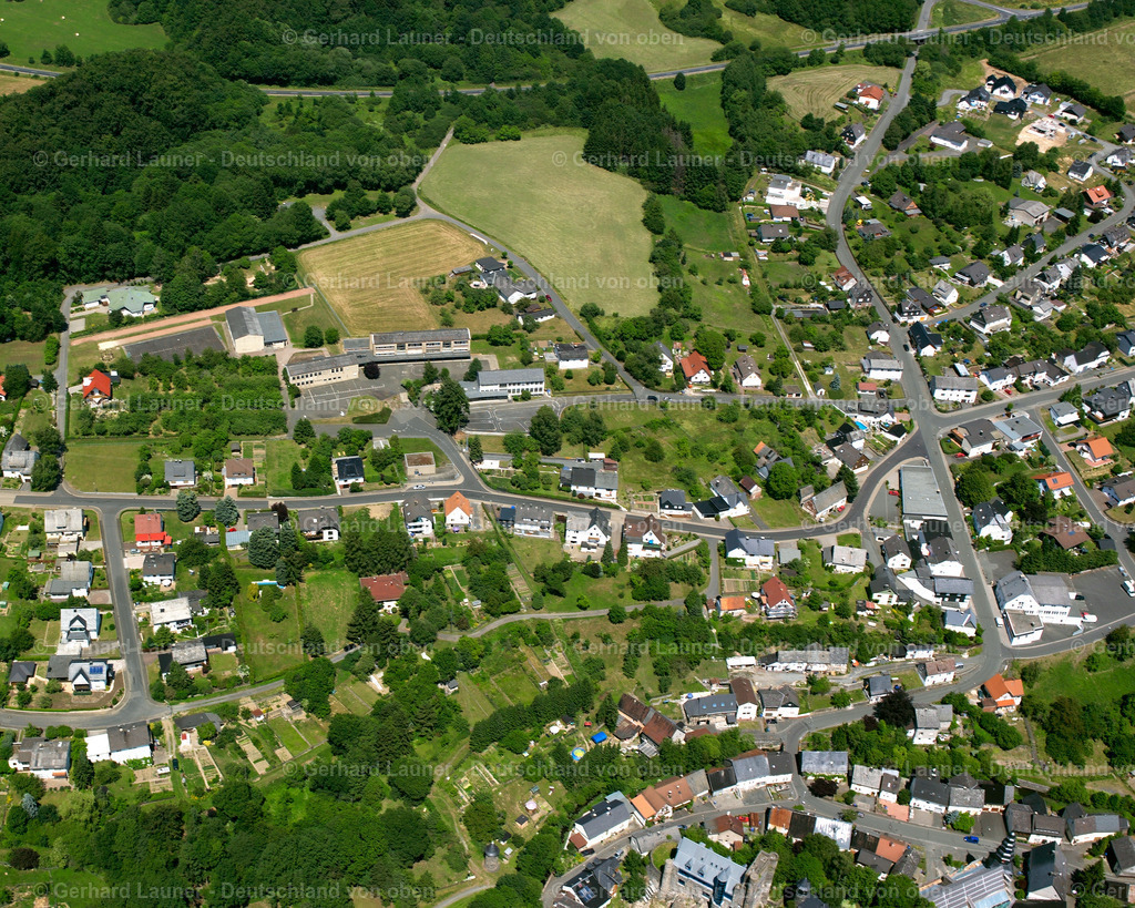 2610722 | BEILSTEIN 09.06.2006 Ortsansicht der Straßen und Häuser der Wohngebiete in Beilstein im Bundesland Hessen, Deutschland // Town View of the streets and houses of the residential areas in Beilstein in the state Hesse, Germany Foto: Gerhard Launer