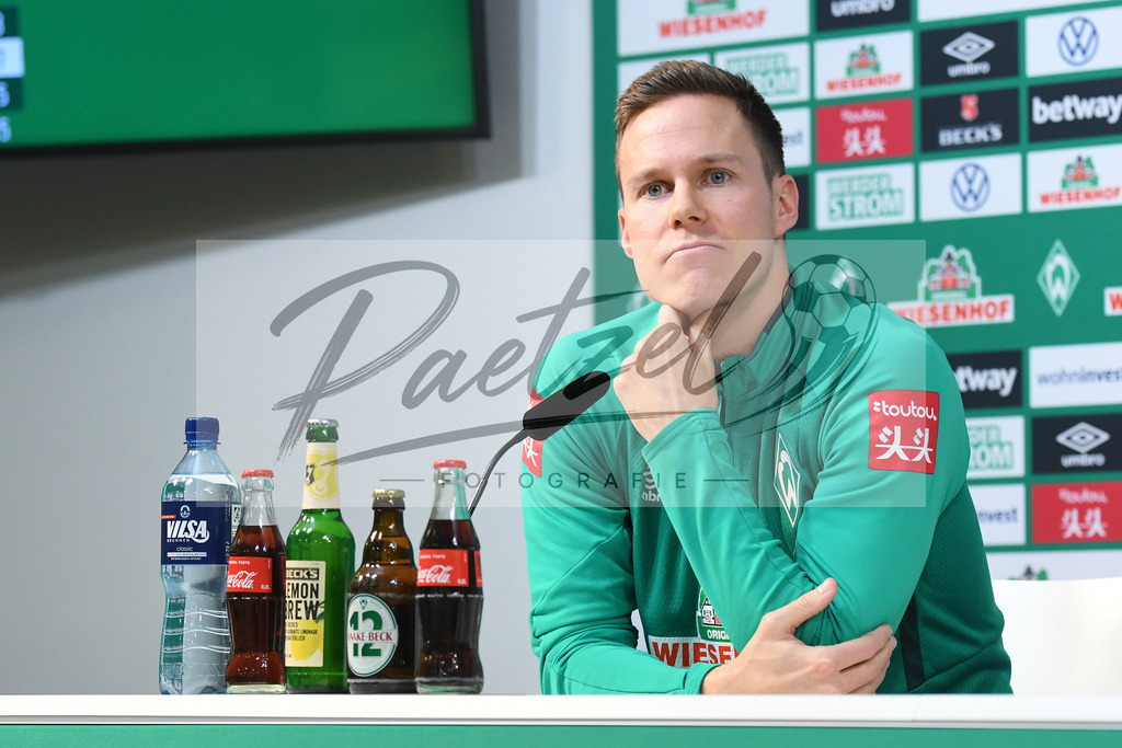 20200129_PKSVWB_0013 | Fußball, Herren: Niklas Moisander (SV Werder Bremen) schaut bei der Pressekonferenz des SV Werder Bremen am 29.01.2020 im wohninvest Weserstadion in Bremen, Deutschland.(Foto von Nico Paetzel) - Realisiert mit Pictrs.com