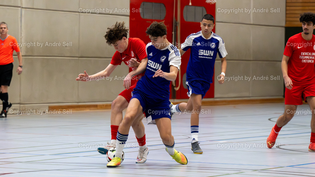 20250118_6709 | 21. A-Jugend-Turnier des VfR Neumünster um den KulturLokschuppen-Pokal 2025, Grp. B - Eimsbütteler TV (rot) vs. VfR Neumünster lila (lila), Maalik Ebel (Eimsbüttel #30) / Jesko Werner (VfR lila #5) - Realisiert mit Pictrs.com