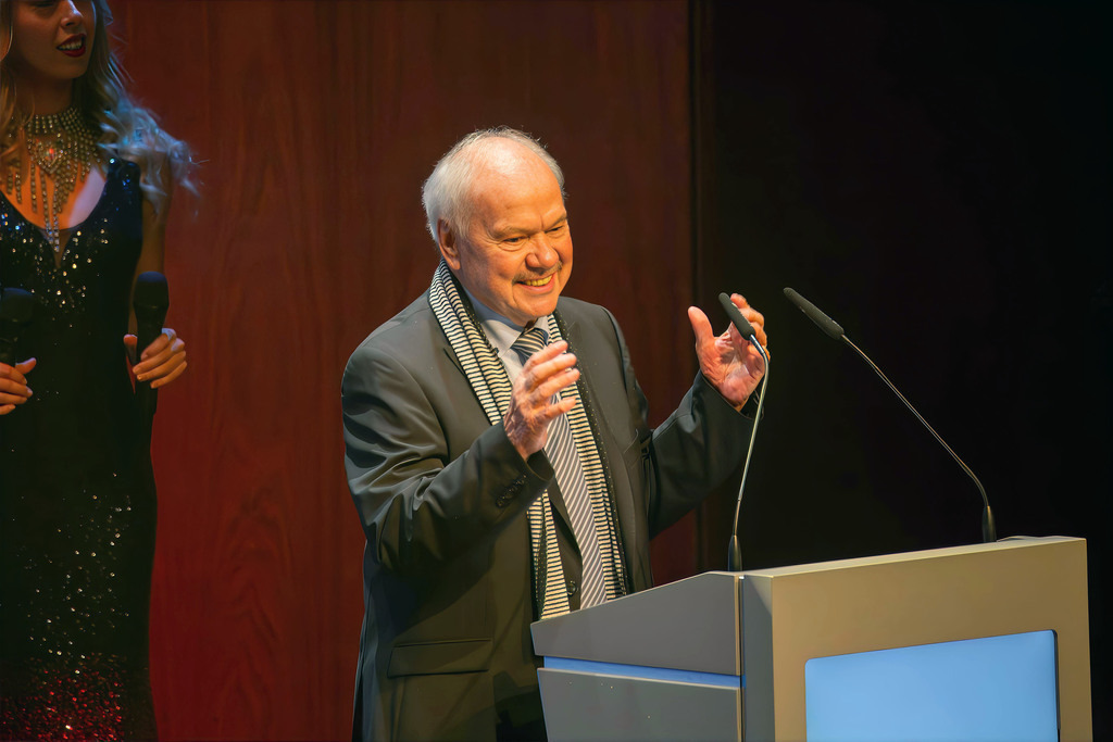 Rosengarten Mannheim: Award-Night 2024 / Sport Award Rhein-Neckar. Bild: Klaus Schlappner, ehemaliger Trainer des SV Waldhof Mannheim | Rosengarten Mannheim: Award-Night 2024 / Sport Award Rhein-Neckar. Bild: Klaus Schlappner, ehemaliger Trainer des SV Waldhof Mannheim - Realisiert mit Pictrs.com