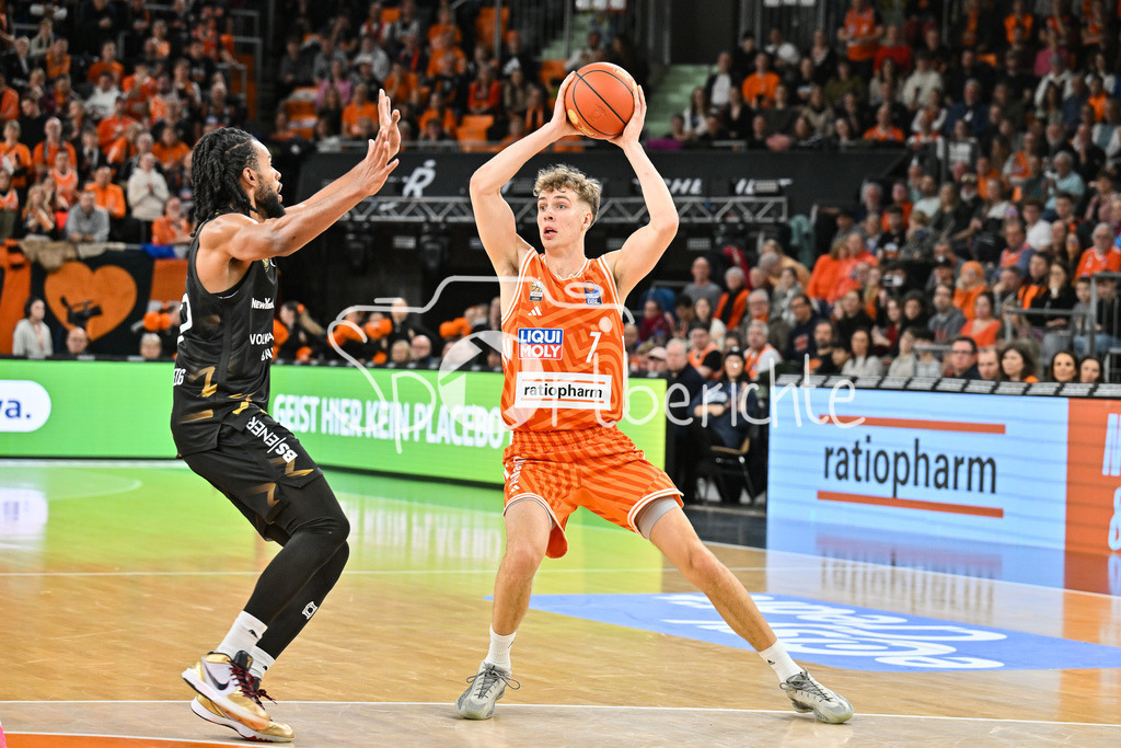 ratiopharm Ulm - Basketball Löwen Braunschweig | ULM, GERMANY - 10. JANUARY: im Duell Chip FLANIGAN (Basketball Löwen Braunschweig 30) und Tobias JENSEN (ratiopharm Ulm 7) während dem Match zwischen Ratiopharm Ulm und Basketball Löwen Braunschweig am 15. Spieltag der easyCredit BBL in der Ratiopharm Arena