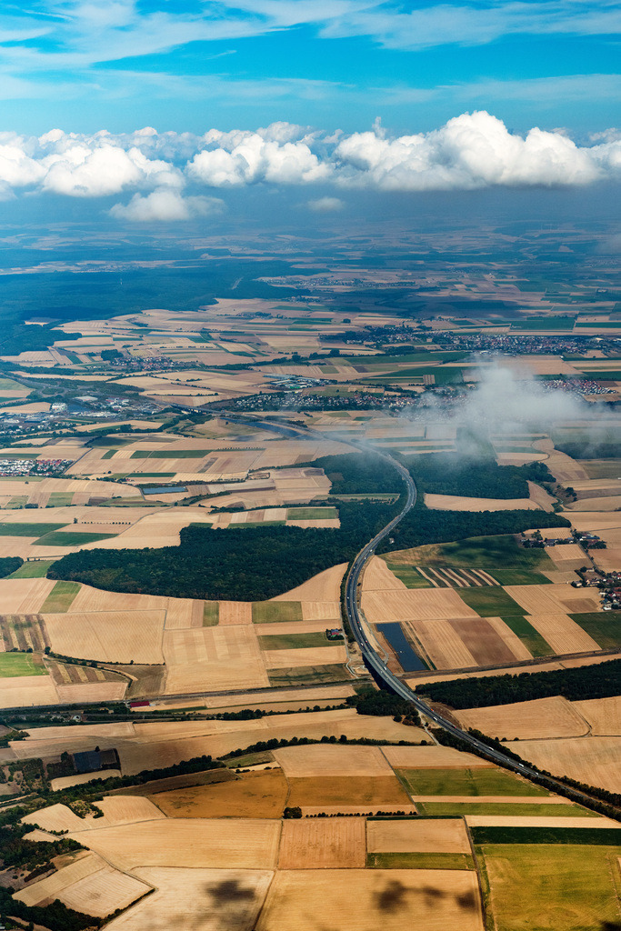 dr__0097424.jpg | MAINSTOCKHEIM 25.08.2022 Verlauf der Straßenführung der A3 in Mainstockheim im Bundesland Bayern, Deutschland. 