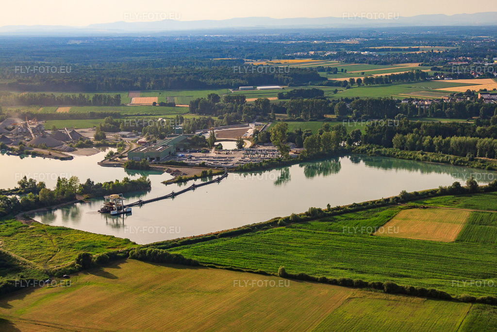 Vue aérienne: Lac Bagger de FEHR - Béton Prêt à l'Emploi à Bischwiller dans le département Bas Rhin, France.Photo: IMG_30378.jpg prise le 09/07/2010 par Werner Riehm/FLY-FOTO.euRésolution de l'original: 4752 x 3168 pxBéton préfabriqué, béton fibré et prêt à l'emploi | FEHR Group