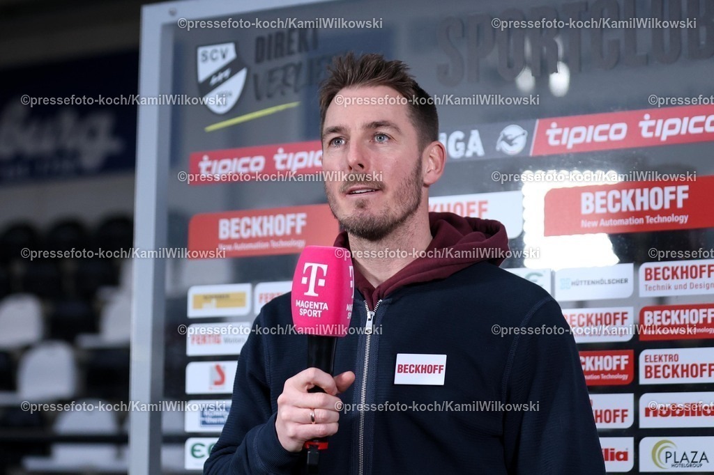 xKWIx13122501003 | 13.12.2025, xKWIx, Fußball, 3. Liga, SC Verl - Rot-Weiss Essen, SPORTCLUB Arena: Tobias Strobl (SC Verl Cheftrainer) im Interview Photo: xKamilxWilkowskixPressefotoKochx