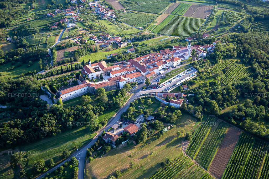 Vue aérienne: Schloss Heilig Kreuz / Grad [§2] à le quartier Vipavski Križ in Ajdovščina dans le département Slovénie, Slovénie – .Photo: IMG_137513.jpg prise le 14/07/2023 par Werner Riehm/FLY-FOTO.eu – Résolution de l'original: 5472 x 3648 px – Vipavski Križ - vodeni ogledi, degustacije, turizem, dogodki, doživetja,