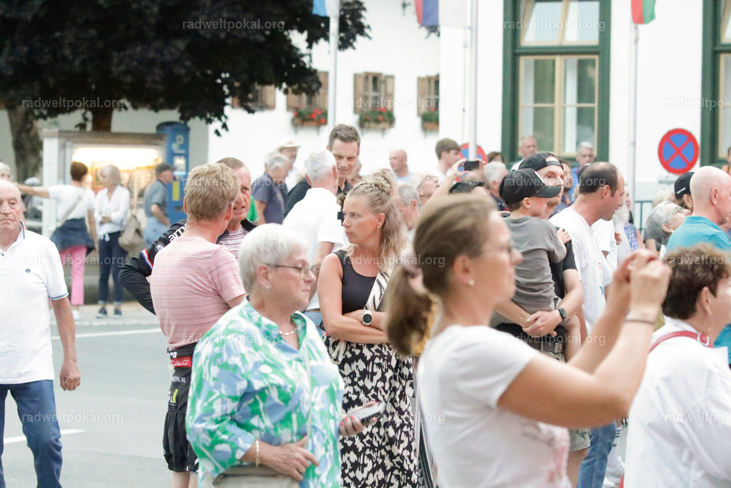 1457_20230817_Bewerb_Maenner_Muehlanger | AUT - OESTERREICH, 2023-08-16: SPORT RENNRAD-FAHREN - 55. INTERNATIONALER RADWELTPOKAL IN ST. JOHANN IN TIROL  - Vintage-Radrennen mit WM-Bronze-Medaillen-Siegerin Christina Schweinberger, den Teilnehmer und Alexander Baumann (vom Orginastions-Team) - TAG 2 BEWERB MAENNER IN SECHS GRUPPEN  ; Foto: Roland Muehlanger