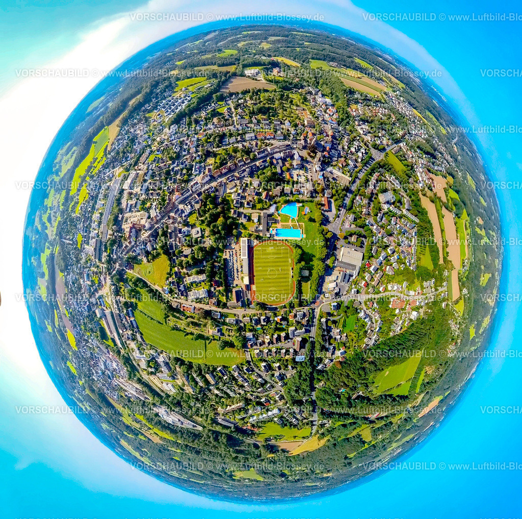 Sprockhoevel240890627Niedersprockhoevel_TSG-Sportplatz | Luftbild, Baumhofstadion mit Tribüne, Fußballstadion TSG 1881 Sprockhövel e.V., Spieler auf dem Platz im Training, Freibad mit Nichtschwimmerbecken, Erdkugel, Fisheye Aufnahme, Fischaugen Aufnahme, 360 Grad Aufnahme, tiny world, little planet, fisheye Bild, Niedersprockhövel, Sprockhövel, Ruhrgebiet, Nordrhein-Westfalen, Deutschland