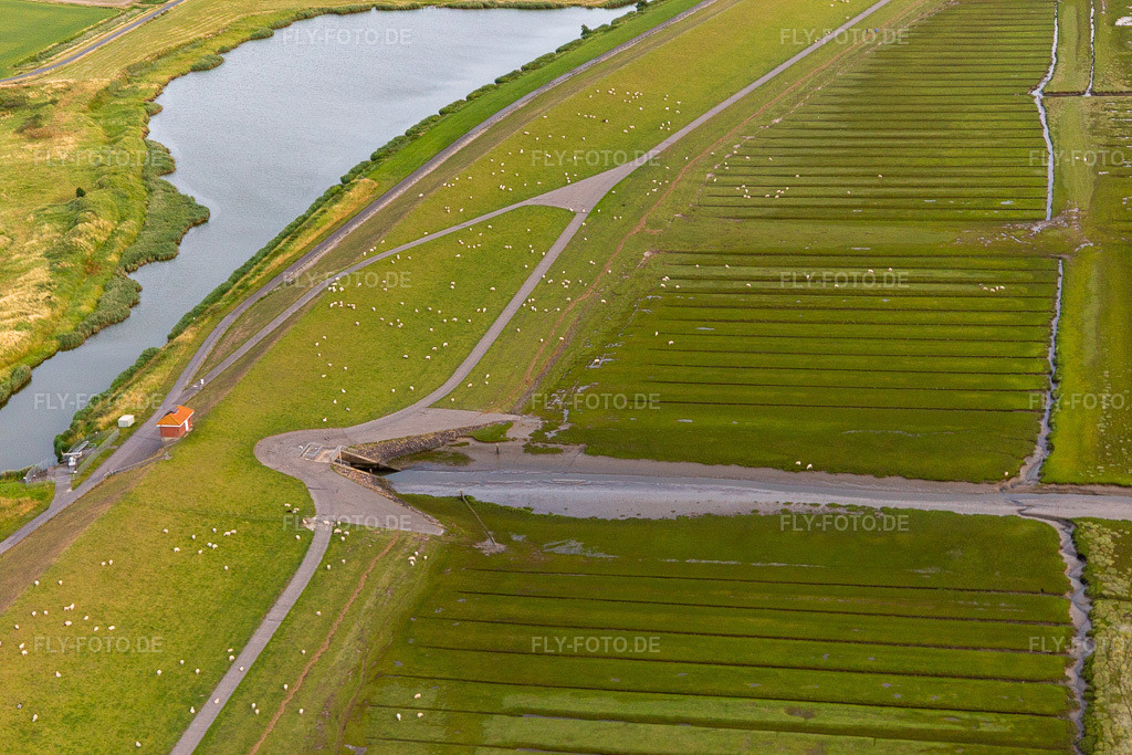 Luftbild: Nordseedamm am Heringsand in Wesselburenerkoog im Bundesland Schleswig-Holstein in Deutschland. Foto: IMG_007895.jpg vom 08.07.2020 durch Werner Riehm/FLY-FOTO.de