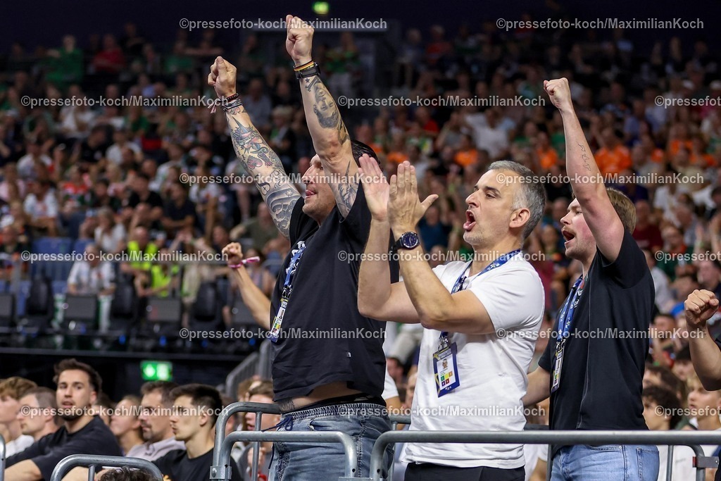 KoeEHF14062501039 | 14.06.2025, Handball, Halbfinale TruckScout24 EHF FINAL4, LANXESS arena Köln, Füchse Berlin - HBC Nantes: Stefan Kretzschmar (Fuechse Berlin) auf der Tribüne gestikulierend jubelnd 