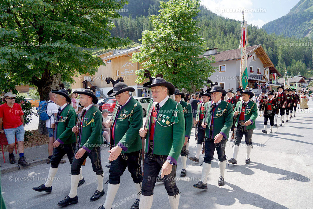 e12-news-2023-Juli23-Regimentsschuetzenfest3-Steeg-UMZUG_DORF-DSC07352 | Info aus dem Bezirk Reutte/Ausserfern Tirol sowie eine umfangreiche Bilddatenbank über die gesamte Region: Lechtal, Talkessel Reutte, Tannheimertal, Zwischentoren. Lech, Plansee, Zugspitze, Grenztunnel, B179, Fernpassstraße, Verkehr, Lawinen, Tradition, - Realisiert mit Pictrs.com