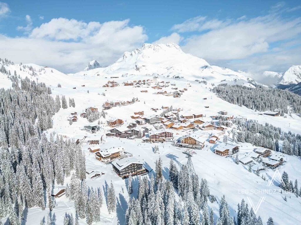 Fotografie_Leo_Schindzielorz_AT_Winter_Vorarlberg_Lech_20250129_DJI_0260_web | Atmosphärische Landschaftsbilder & Drohnenaufnahmen aus dem Allgäu, Tirol, Südtirol & der Schweiz – ideal für Leinwanddrucke & zur stilvollen Raumgestaltung. - Realisiert mit Pictrs.com