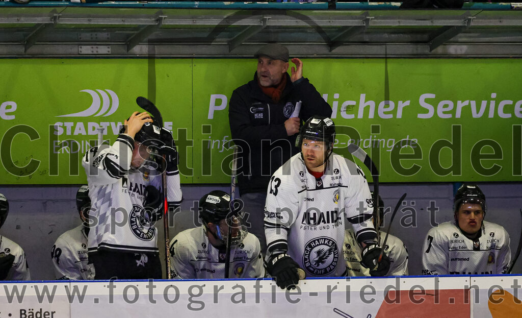 2026-01-30_008_TSV_Erding_gegen_EHF_Passau_Black_Hawks | Erding, Deutschland, 30.01.2026:Eishockey, Oberliga Süd 2025 / 2026, 42. Spieltag, TSV Erding gegen EHF Passau Black Hawks, Endergebnis: 2:6Leo Mössinger (EHF Passau Black Hawks, #79), Christian Neuert (EHF Passau Black Hawks, #13), +Marlon D'Acunto (EHF Passau Black Hawks, #7)Foto: Christian Riedel / fotografie-riedel.net