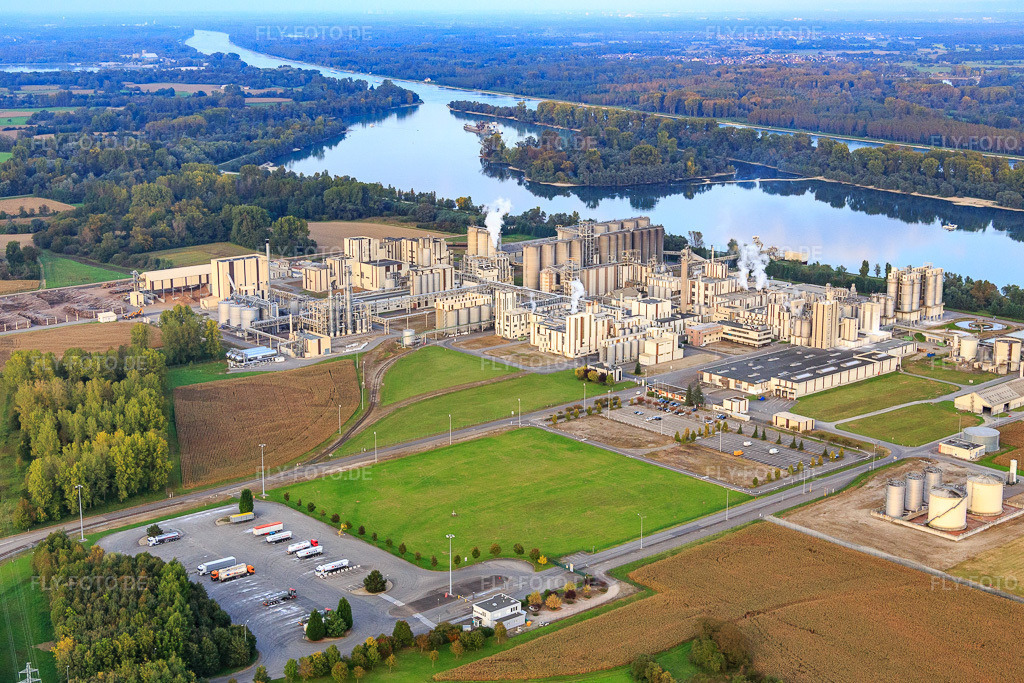 Luftbild: chemiefabrik Roquette Frères am Beinheimer See in Beinheim im Bundesland Bas-Rhin in Frankreich. – Foto: IMG_074443.jpg vom 04.10.2014 durch Werner Riehm/FLY-FOTO.de – Auflösung des Originals: 5316 x 3544 px – Roquette: Turning Nature’s Potential into Life’s Essentials