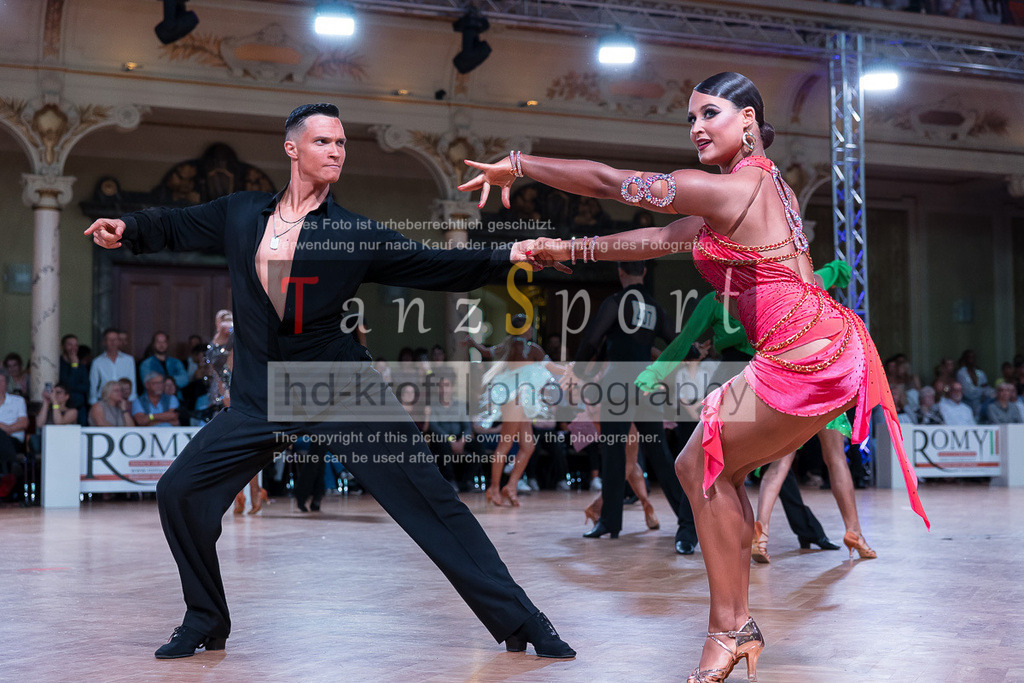 20240706_WDSF_WO_Latin_8670 | Tanzsportbilder, Standardtanz, Lateintanz, WDSF, DTV, LTVB, dancecomp, goc, hessen tanzt, blaues band der spree, walzer, tango, wiener walzer, slowfox, quickstepp, samba, rumba, cha-cha-cha, paso doble. jive, hd-kroft photography, turniertanzsport