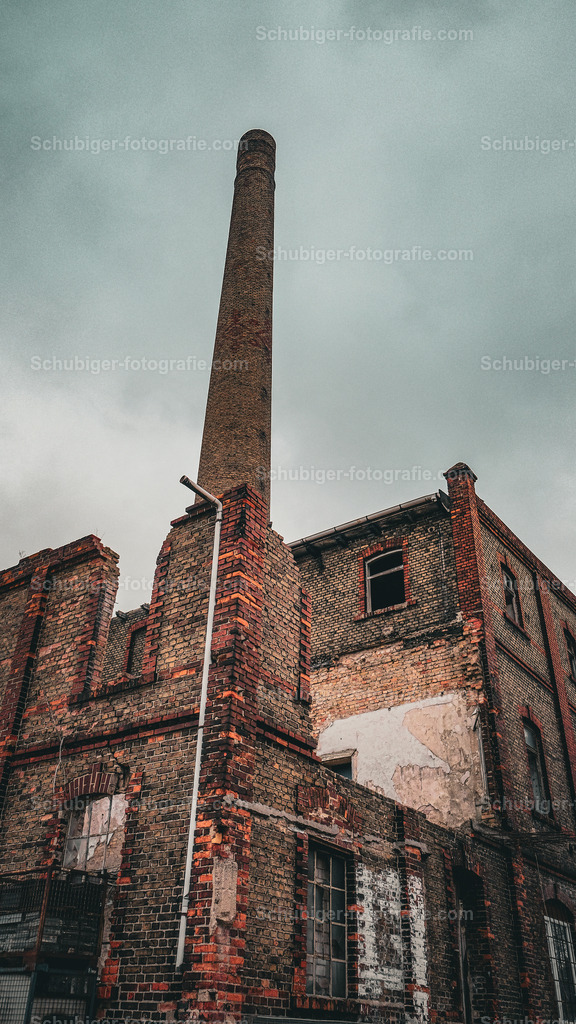 Kamin | Lost Place Kamin einer Fabrik - Realisiert mit Pictrs.com