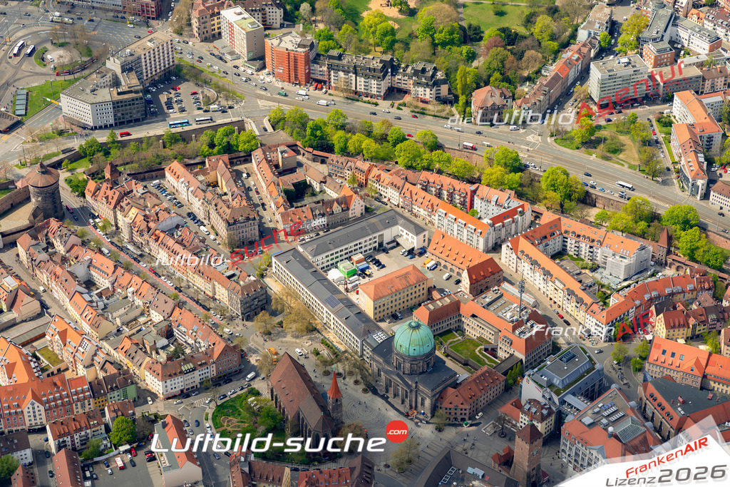 Das Luftbild zeigt Altstadt Jakobsplatz Nürnberg - Die Luftaufnahme wurde 2023 vom UL-Flugzeug aus erstellt ( keine Drohne ) - Hochauflösende Luftaufnahme - Für grossformatige Ausdrucke geeignet. Die Geschenkidee !Mit Lizenz und Bildrechte bestellbar
