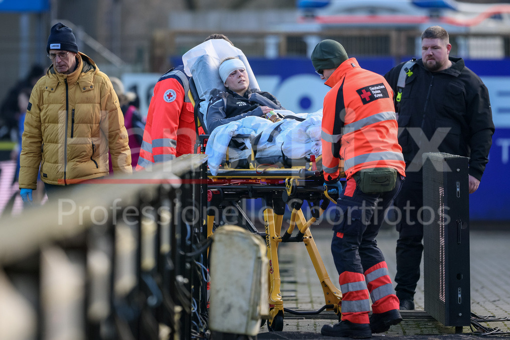 Fussball, 2. Frauen-Bundesliga, SV Meppen - SV 67 Weinberg | v.li.: Die verletzte Nadine Hilkert (SV 67 Weinberg, 4) wird auf einer Trage zum Krankenwagen, Rettungswagen gebracht, verletzt, Verletzung, Schmerzen, schmerzverzerrtes Gesicht, DIE DFB-RICHTLINIEN UNTERSAGEN JEGLICHE NUTZUNG VON FOTOS ALS SEQUENZBILDER UND/ODER VIDEOÄHNLICHE FOTOSTRECKEN. DFB REGULATIONS PROHIBIT ANY USE OF PHOTOGRAPHS AS IMAGE SEQUENCES AND/OR QUASI-VIDEO.
