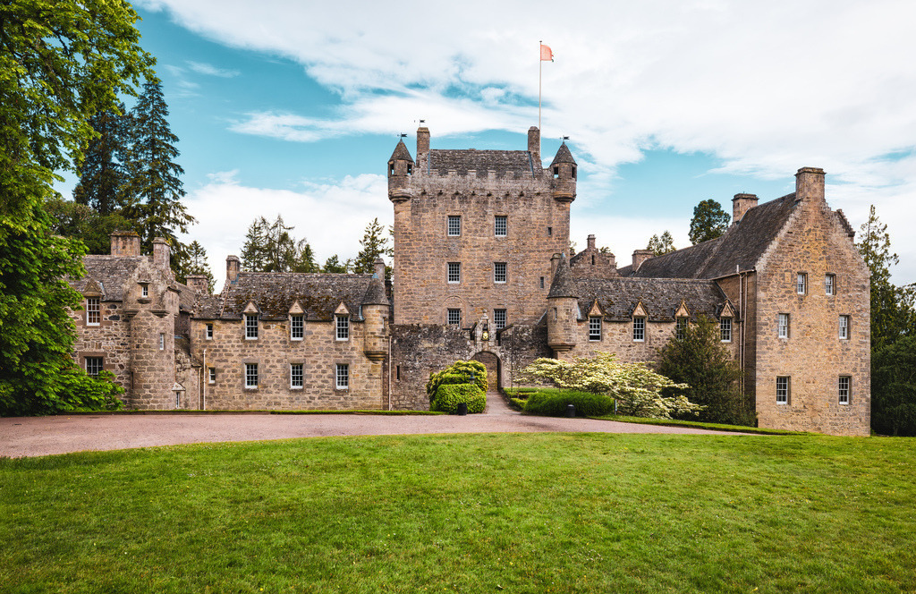 Das Cawdor Castle in den schottischen Highlands,Inverness | Das Bild zeigt das historische Cawdor Castle (Schloss Cawdor) in den schottischen Highlands, wenige Kilometer östlich von Inverness.Über das SchlossDer älteste Teil: Das Zentrum der Anlage bildet ein massiver Wehrturm (Donjon), der Ende des 14. Jahrhunderts erbaut und um 1380 erstmals urkundlich erwähnt wurde.Da das Schloss während der Feldzüge von Oliver Cromwell von der Einquartierung von Soldaten verschont blieb, ist die historische Inneneinrichtung gut erhalten.Das Gebäude steht als denkmalgeschütztes Bauwerk der höchsten Kategorie unter Schutz und ist für Besucher mit seinen Gärten zugänglich - Realisiert mit Pictrs.com