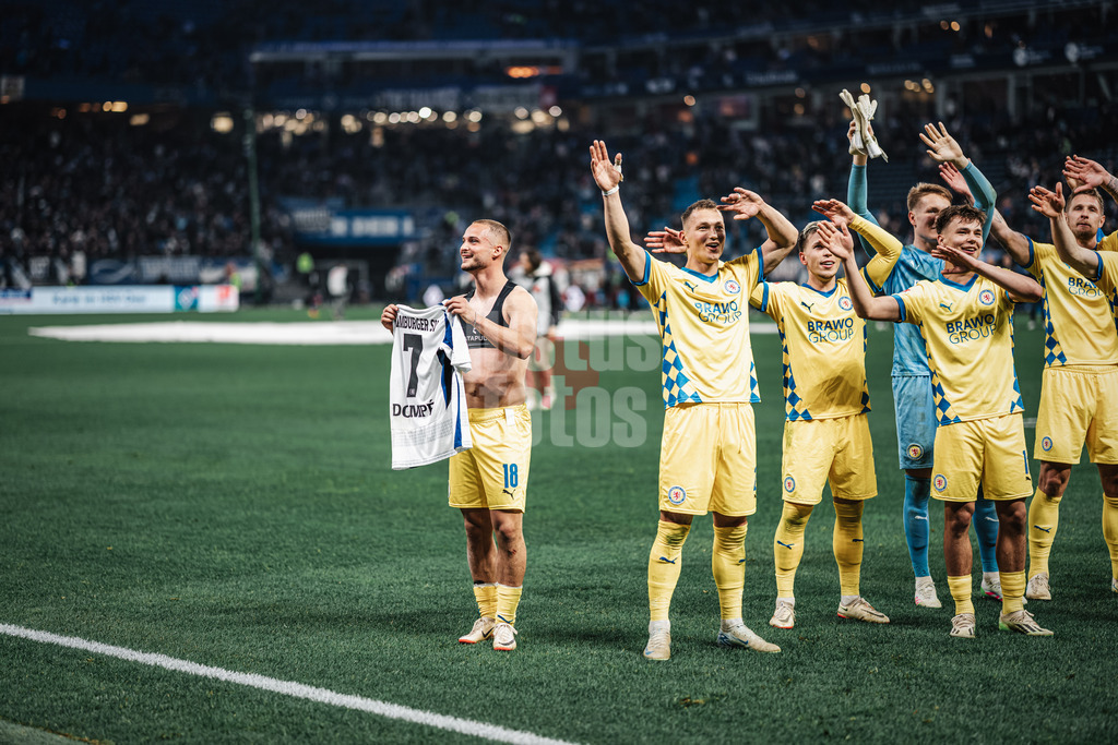 Fußball | Männer | Saison 2024/2025 | 2. Fußball-Bundesliga | 29. Spieltag | Hamburger SV vs. Eintracht Braunschweig | 11.04.2025 | Marvin Rittmüller (#18, Eintracht Braunschweig) mit dem Trikot von Jean-Luc Dompe (#7, HSV) nach dem Spiel