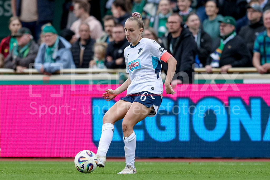 Fussball, Google Pixel Frauen-Bundesliga, SV Werder Bremen - TSG 1899 Hoffenheim | Vanessa Diehm (TSG 1899 Hoffenheim, 6) am Ball, Freisteller, Einzelbild, Ganzkörper, Aktion, Action, Spielszene, DIE DFB-RICHTLINIEN UNTERSAGEN JEGLICHE NUTZUNG VON FOTOS ALS SEQUENZBILDER UND/ODER VIDEOÄHNLICHE FOTOSTRECKEN. DFB REGULATIONS PROHIBIT ANY USE OF PHOTOGRAPHS AS IMAGE SEQUENCES AND/OR QUASI-VIDEO.