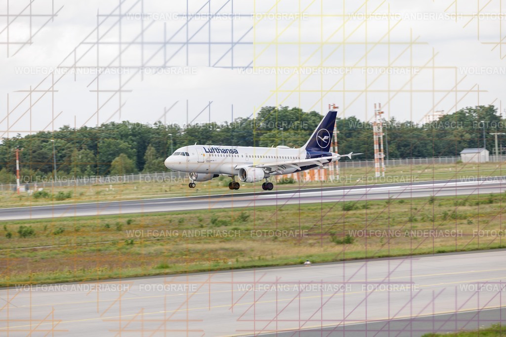 2025804-155016_FRA_25 R_R3B_5359 | Am Flughafen Frankfurt am Main treffen Dynamik und Präzision aufeinander: Startende und landende Flugzeuge verschiedenster Airlines, festgehalten in Farbe und Schwarz-Weiß. Von kraftvollen Silhouetten bis zur majestätischen Erscheinung der Königin der Lüfte – zeitlose Momente moderner Luftfahrt. - Realisiert mit Pictrs.com